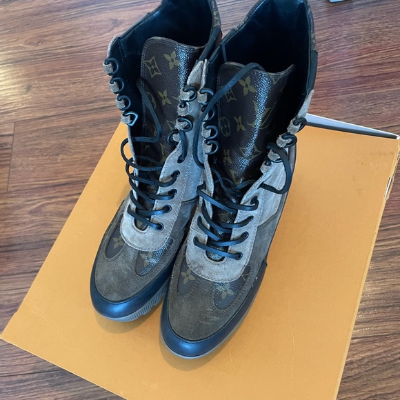 Louis Vuitton Suede Calfskin Monogram Laureate Platform Desert Boots - Picture 13 of 16